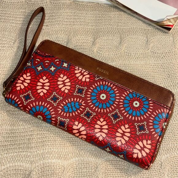 Fossil Printed Leather Zip Around Wristlet Wallet - Picture 1 of 6